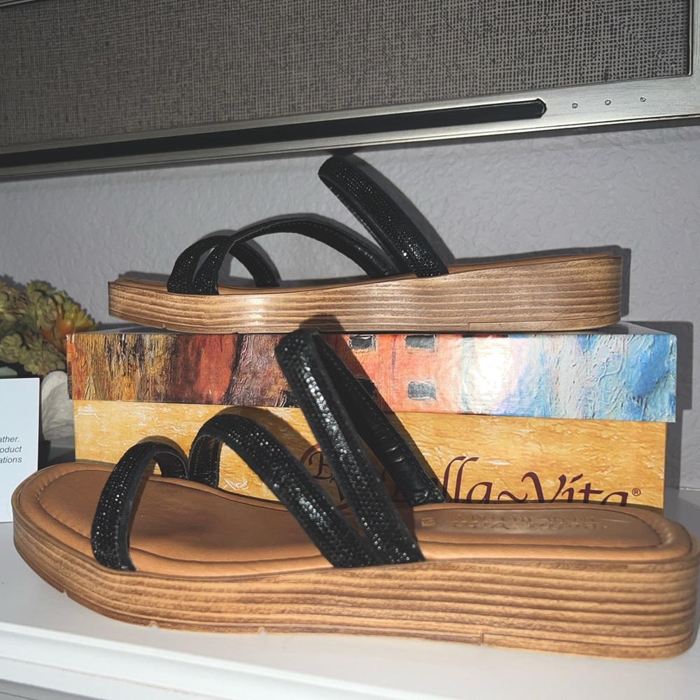 *NEW* Bella Vita Women's Ona-Italy Sparkle Slide Flat Sandal in Black Metallic - Picture 2 of 4